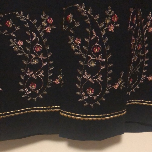 MAGGY LONDON PETITES little black dress. Size 10. Beautiful trim. - Picture 9 of 9